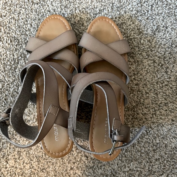 Maurice’s Women’s strappy wedge sandal, Size 8, Taupe - Picture 4 of 4